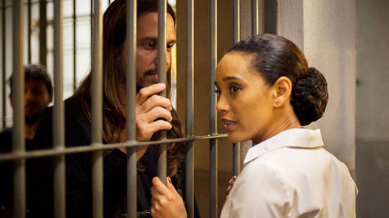 Vitória (Taís Araujo) tenta tirar Davi (Vladimir Brichta) da cadeia, mas ele dispensa sua ajuda - Foto: TV Globo/ Estevam Avellar