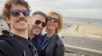 Marília Gabriela aparece em foto rara ao lado dos dois filhos: “Estou completa” - Foto: Reprodução/Instagram