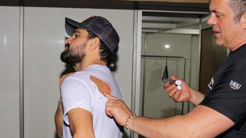 Luciano Camargo foi picado por uma abelha durante um show e ficou com um calombo nas costas - Foto: Reprodução/ Instagram