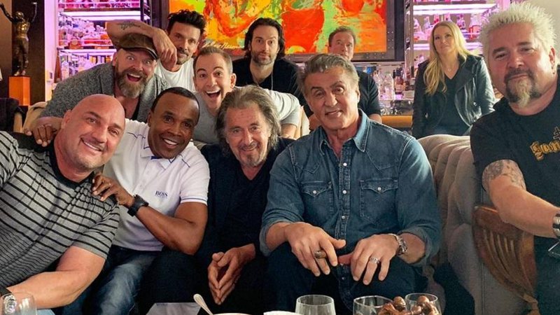 Stallone chama Pacino, Schwarzenegger e outros amigos para assistir lutas em casa: “Me divertindo” - Foto: Reprodução/Instagram