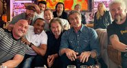 Stallone chama Pacino, Schwarzenegger e outros amigos para assistir lutas em casa: “Me divertindo” - Foto: Reprodução/Instagram