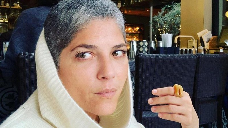 Em batalha contra a esclerose múltipla, Selma Blair chora e rebate críticas sobre vídeo dirigindo - Foto: Reprodução/Instagram
