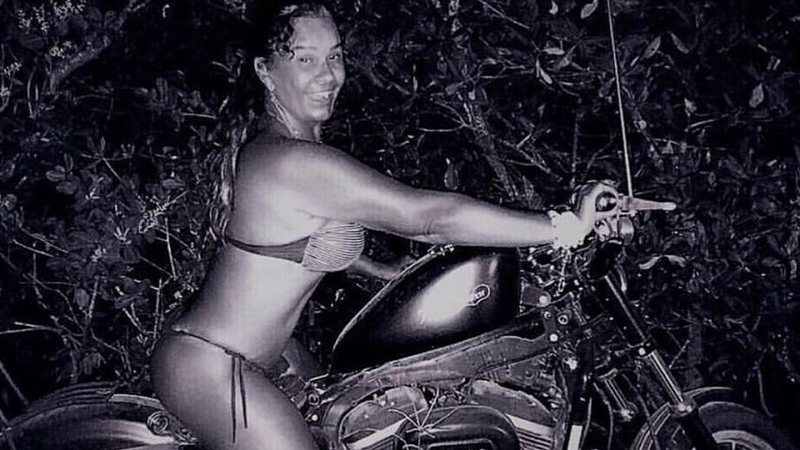 Solange Couto publica foto antiga pilotando moto e relembra: “Estava grávida” - Foto: Reprodução/Instagram