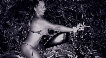 Solange Couto publica foto antiga pilotando moto e relembra: “Estava grávida” - Foto: Reprodução/Instagram