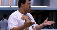 Babu Santana ficou irritadíssimo ao ser acordado por barulheira - Foto: TV Globo