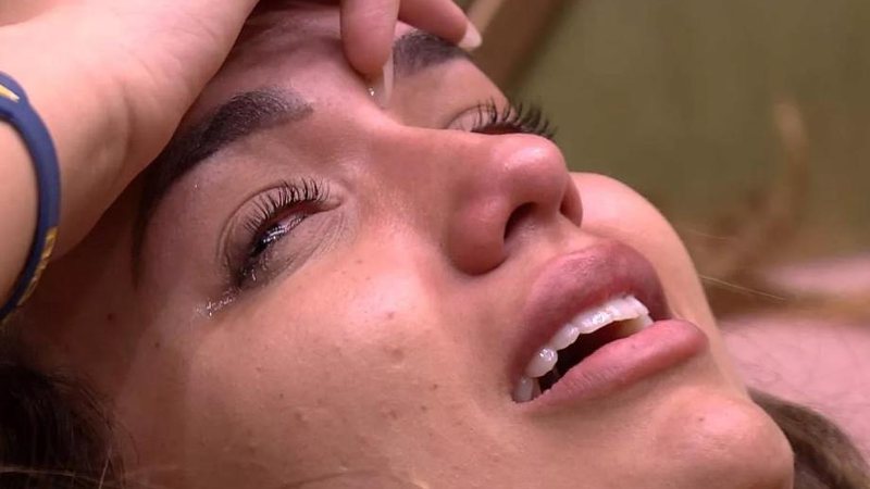BBB 20: Rafa fala sozinha e chora no sofá da sala - Foto: Reprodução / Tv Globo