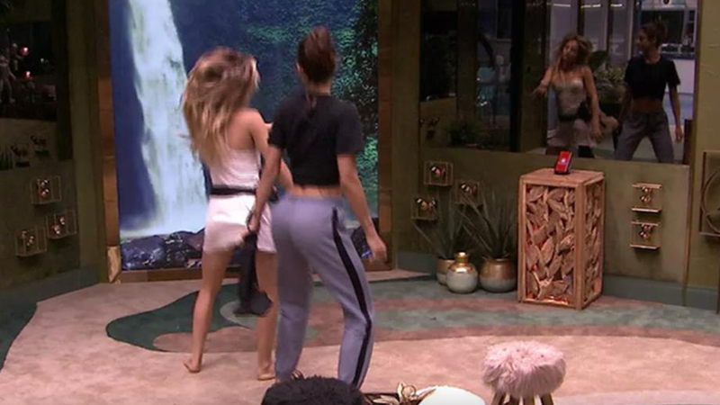 BBB 20: Gabi e Mari dançam ao som do toque de despertar - Foto: Reprodução / BBB