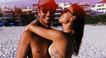 Isis Valverde posa ao lado do marido em praia e recebe elogios: “Casal perfeito” - Foto: Reprodução/Instagram