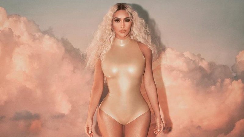 Em tons dourados, Kim Kardashian encanta e sensualiza em nova foto para campanha - Foto: Reprodução/Instagram
