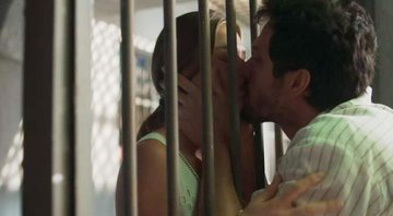 Marcos e Paloma têm reencontro emocionante na prisão - Foto: TV Globo