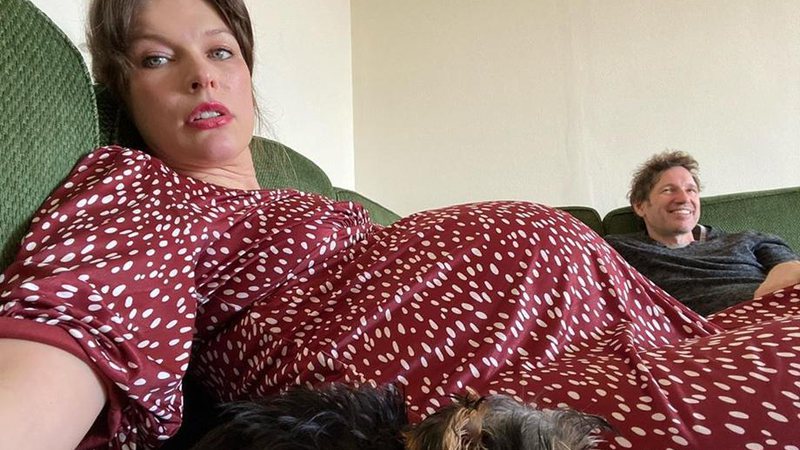 Milla Jovovich desabafa sobre gravidez: “Tornozelos de elefante, dores e xixi a cada 15 minutos” - Foto: Reprodução / Instagram