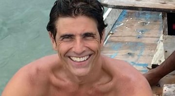 Reynaldo Gianecchini surge de sunga rosa em praia de Alagoas - Foto: Reprodução / Instagram