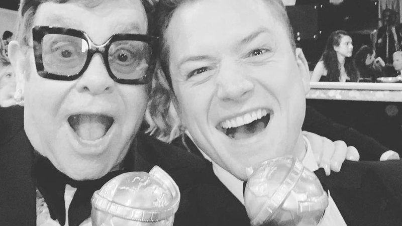 Taron Egerton se arrepende em ter deixado Elton John “no vácuo” ao ganhar Globo de Ouro - Foto: Reprodução / Instagram