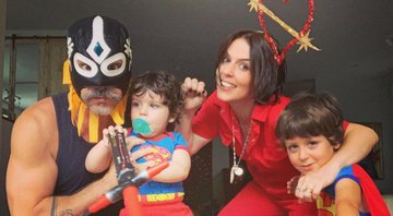 Carnaval 2020: Alexandre Nero posa fantasiado ao lado de toda a família - Foto: Reprodução/Instagram