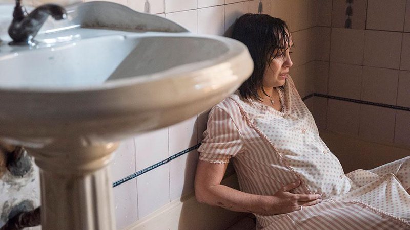 Clotilde entra em trabalho de parto e dá à luz no banheiro da estação de trem - Foto: Globo/ Camilla Maia