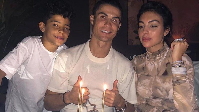 Cristiano Ronaldo faz 35 anos e comemora com bolo personalizado em festa discreta - Foto: Reprodução / Instagram