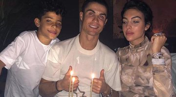Cristiano Ronaldo faz 35 anos e comemora com bolo personalizado em festa discreta - Foto: Reprodução / Instagram