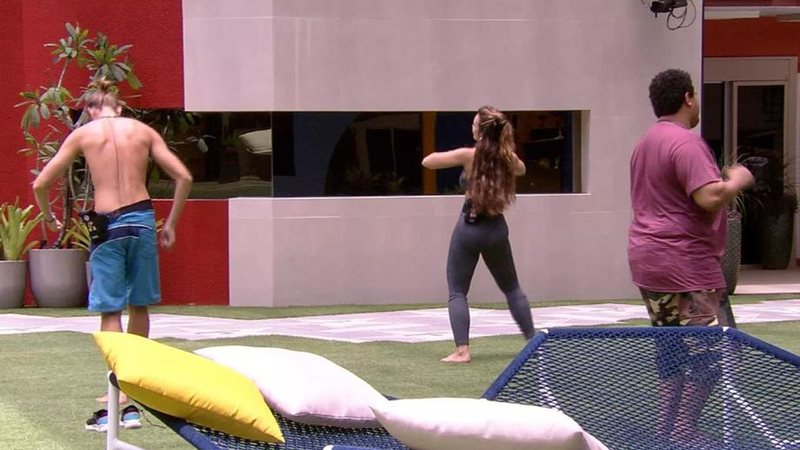 BBB 20: Daniel, Babu e Rafa dançam na área externa - Foto: Reprodução / Tv Globo