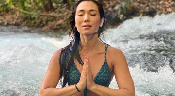 Em nova foto no Instagram, Danni Suzuki aparece meditando em cachoeira - Foto: Reprodução/Instagram
