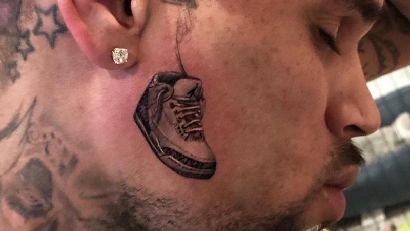 Chris Brown tatua tênis no rosto e surpreende web - Foto: Reprodução/Instagram
