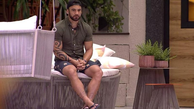 BBB 20: Isolado, Hadson fica pensativo em silêncio - Foto: Reprodução / Tv Globo