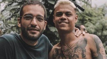 Humberto Carrão sobe morro ao lado de MC Cabelinho e conhece favela de perto - Foto: Reprodução