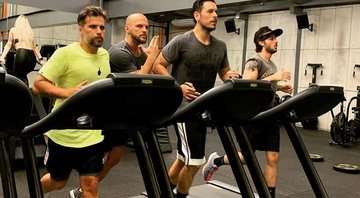 Chay Suede, João Vicente e Bruno Gagliasso aparecem malhando juntos em academia - Foto: Reprodução/Instagram