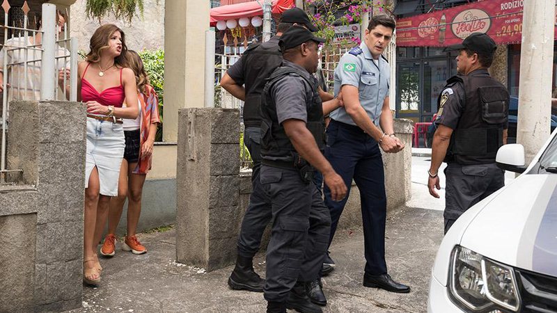 Marco Rodrigo é levado pela polícia por suposto envolvimento com a milícia - Foto: Globo/ Camilla Maia