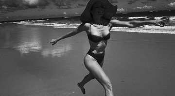 “Sextou”, diz Mariana Ximenes ao postar foto correndo de biquíni na praia - Foto: Reprodução/Instagram