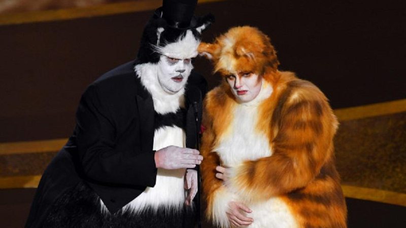 James Corden e Rebel Wilson, que estiveram em Cats, tiram sarro do filme no palco do Oscar - Foto: Reprodução