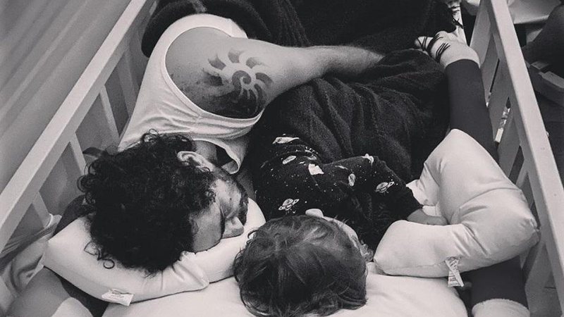 Felipe Andreoli é fotografado por Rafa Brites dormindo na cama do filho - Foto: Reprodução/Instagram