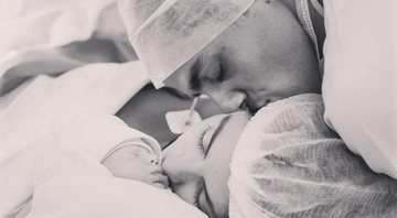 Mariana Uhlmann com o marido, Felipe Simas, e o filho, Vicente, logo após seu nascimento - Foto: Reprodução/ Instagram