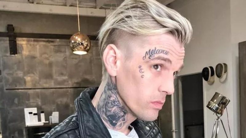 Aaron Carter tatua nome da namorada no rosto e surpreende fãs - Foto: Reprodução / Instagram