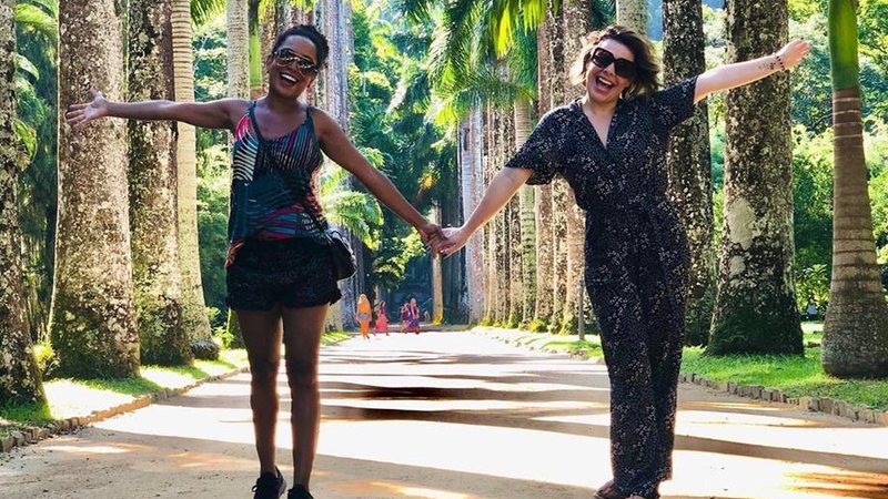 Fernanda Souza e Aretha Oliveira se encontram e repetem pose da época de Chiquititas - Foto: Reprodução / Instagram