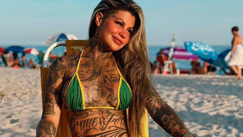 Leticia Desiree recebeu apoio após críticas por exibir corpo tatuado - Foto: Reprodução/ @leticiadesiree