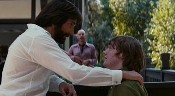 Bradley Cooper e Cooper Hoffman em cena do trailer de Licorice Pizza - Foto: Reprodução / Universal Pictures