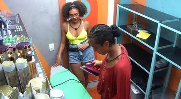 Linn da Quebrada e Jessilane conversam na despensa - Foto: Reprodução / Globo