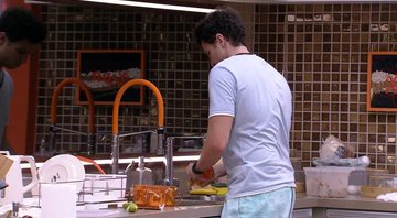 Lucas e Douglas Silva continuam conversando na cozinha - Foto: Reprodução / Globo