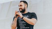 Lucas De Vito, o psicólogo dos gays, questiona o discurso superficial do “seja você mesmo” e denuncia como a pressão por estar sempre bem se tornou mais um tipo de silenciamento emocional. - Reprodução Instagram