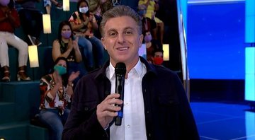Luciano Huck apresentando o Domingão com Huck - Foto: Reprodução / TV Globo
