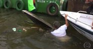 Apresentador realizou reportagem no rio Trombetas, na Amazônia - Reprodução / TV Globo