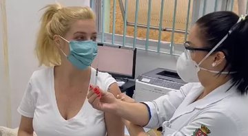 Luiza Possi recebe a vacina - Reprodução/Instagram