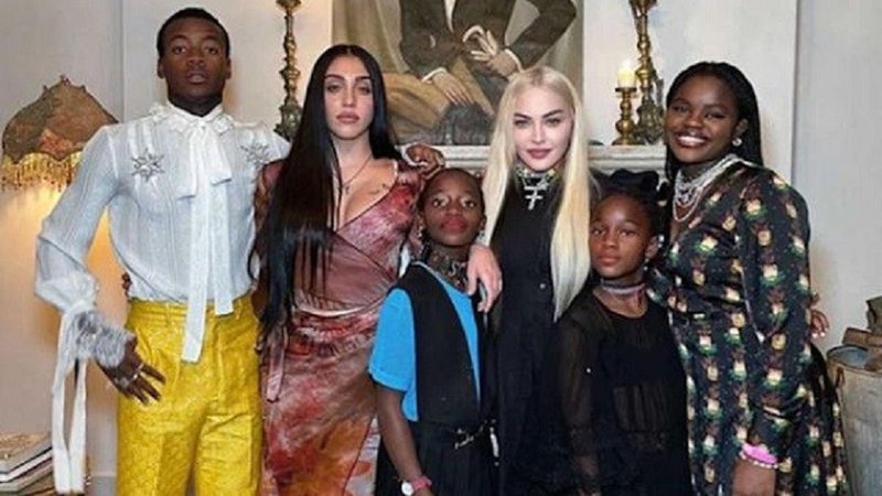 Madonna ao lado de cinco de seus filhos no Dia de Ação de Graças - Foto: Reprodução / Instagram