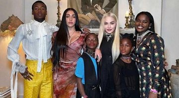 Madonna ao lado de cinco de seus filhos no Dia de Ação de Graças - Foto: Reprodução / Instagram