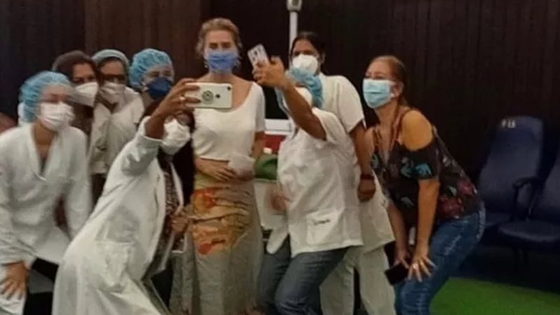 Maitê Proença ao lado dos profissionais de saúde - Reprodução/Instagram@eumaiteproenca