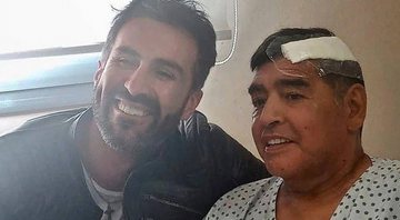 O médico Leopoldo Luque e Maradona, após sua cirurgia - Reprodução