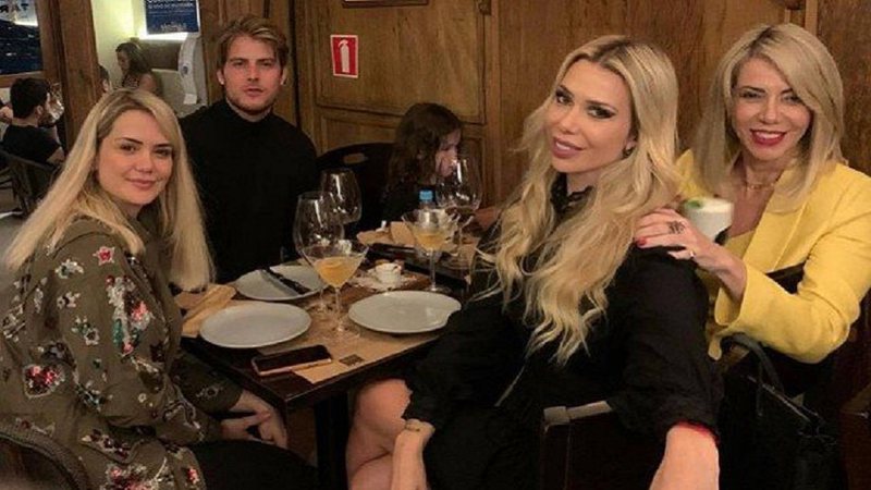 Família de Marcela Mc Gowan conhece Daniel Lenhardt em restaurante de São Paulo - Reprodução/Instagram