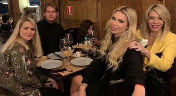 Família de Marcela Mc Gowan conhece Daniel Lenhardt em restaurante de São Paulo - Reprodução/Instagram