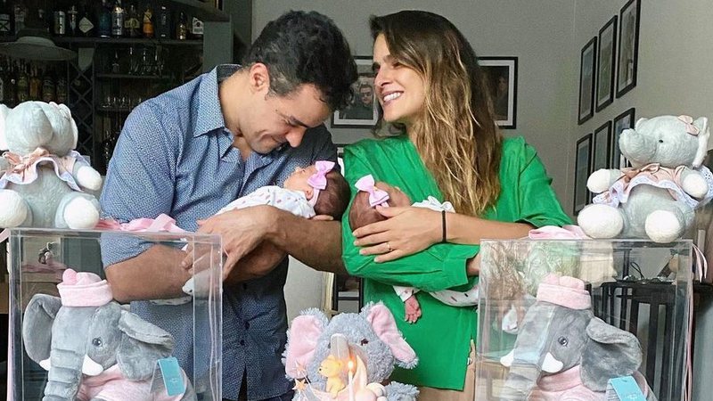 Casal passou os primeiros quatro dias ao lado das incubadoras onde as filhas estavam - Reprodução/Instagram