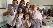 Ator compartilhou clique com a família nas redes sociais - Reprodução / Instagram @celofaria